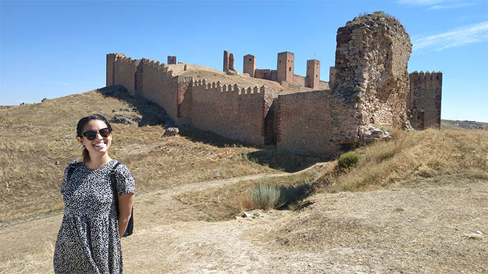 Elisabet in front of a castle