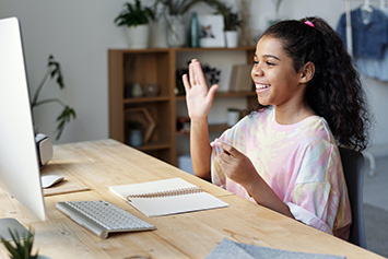 Jovem estudante em frente ao computador.