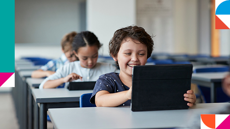 Junge Teilnehmer im Schulungsraum