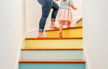 Eltern und Kinder gehen Stufen hinauf