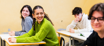 Alumnos en clase, reflejando los beneficios de los exámenes de nivel B2.