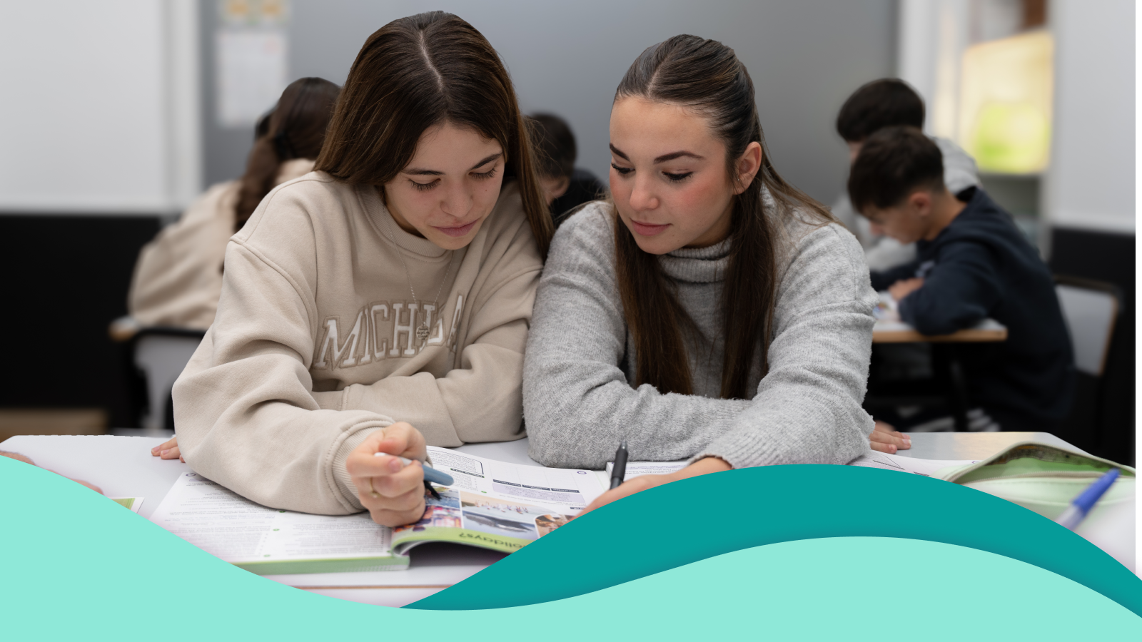 Alumnos estudiando juntos en una clase de inglés.