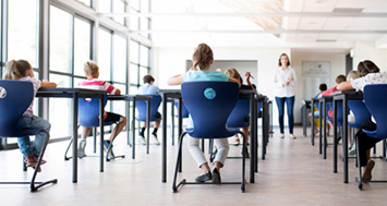 alumnos sentados en el aula de examen