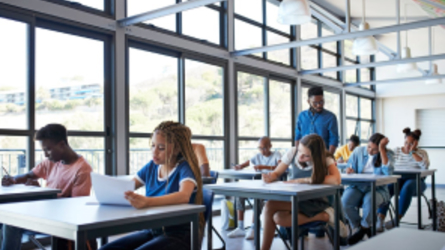 Étudiants concentrés sur leur travail dans une salle de classe