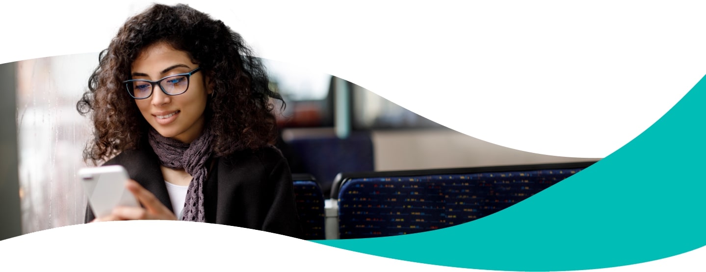 Femme avec des lunettes tenant un téléphone