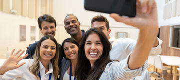 Des personnes qui prennent un selfie