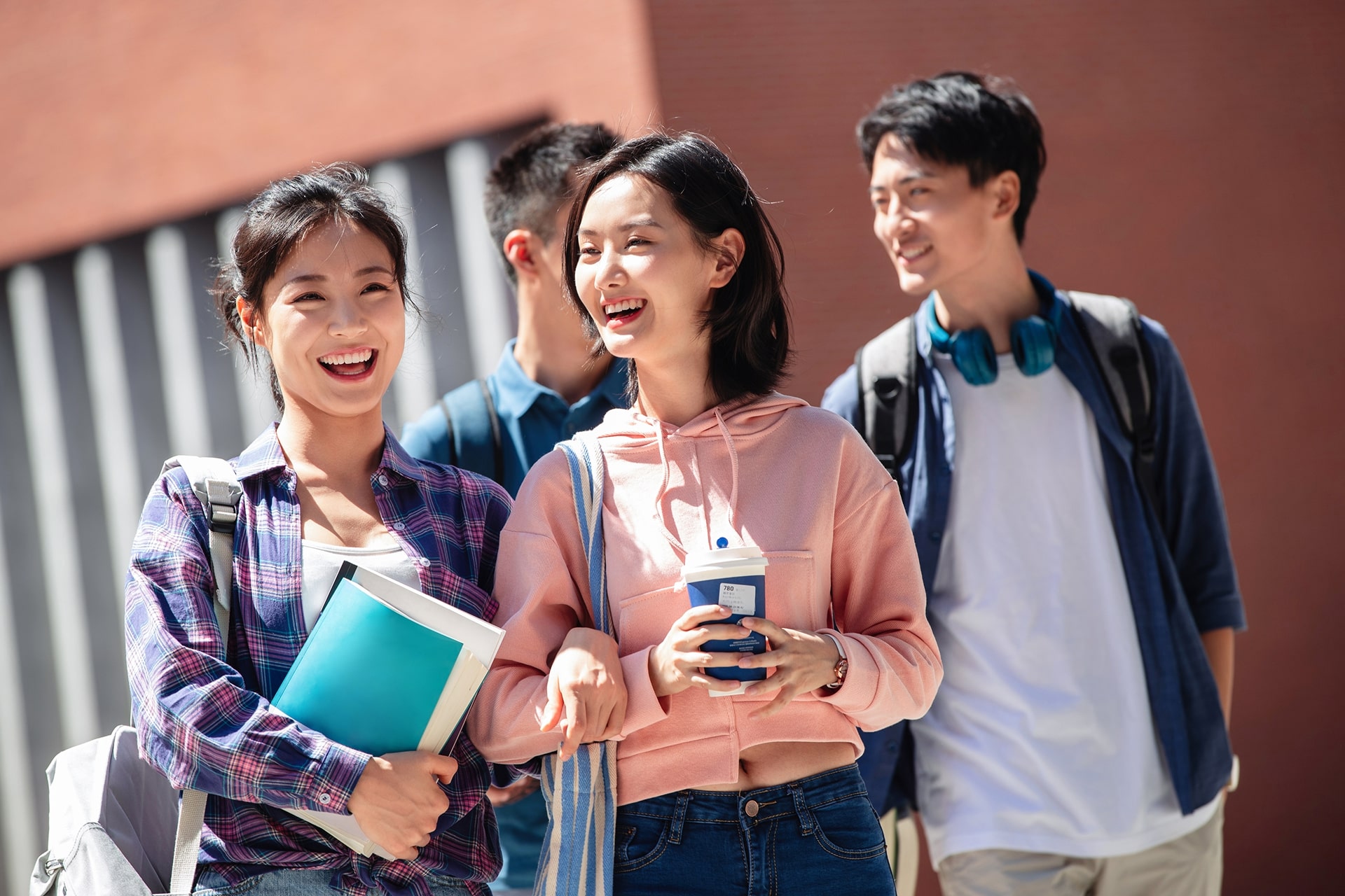 Jeunes gens souriant avec des livres.