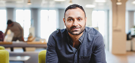 Homme assis sur une chaise de bureau