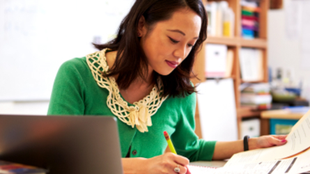 Femme à son bureau utilisant un ordinateur portable.
