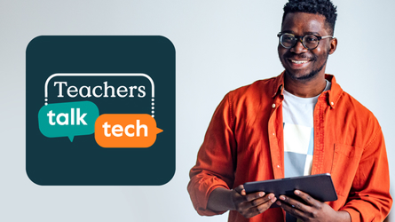 Homme en costume devant un public.