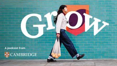 Una persona pasa junto a un anuncio del pódcast "Grow" de Cambridge