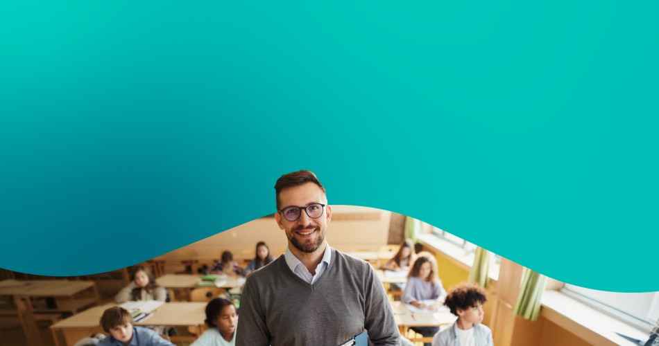 Un hombre con gafas sostiene un libro en el aula.