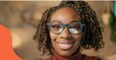 Una mujer con gafas que sonríe