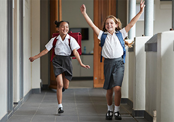 elevi alergând prin școală